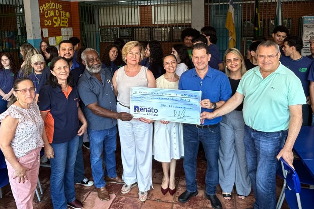 Imagem: Deputado Renato Câmara durante a entrega simbólica para cinco escolas de Dourados; os recursos serão investidos em materiais esportivos e infraestrutura.