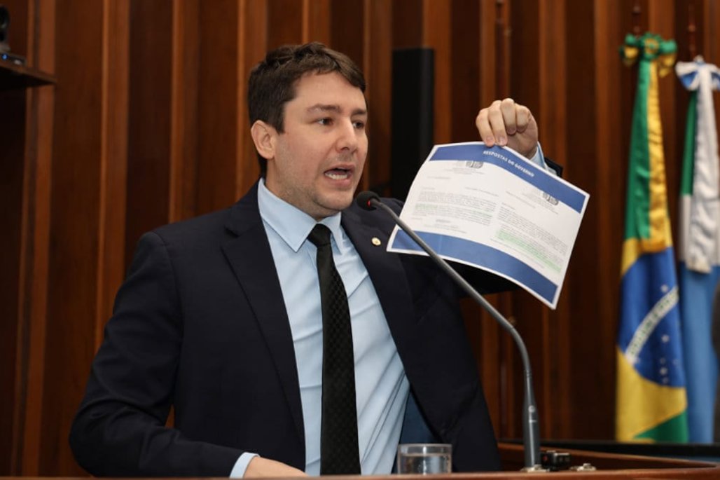 Imagem: Na tribuna, deputado João Henrique mostrou documento que desmente Ricardo Ayache e expõe a fraude da Caixa