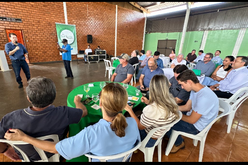 Imagem: Renato Câmara, coordenador da Frente Parlamentar da Suinocultura, apresenta as ações do Legislativo a produtores durante a Manhã da Suinocultura em Bandeirantes.