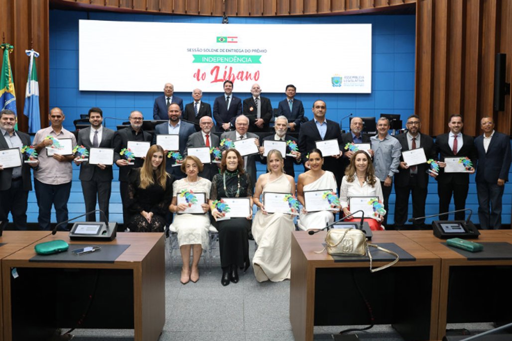Imagem: O deputado Roberto Hashioka homenageou Paulo Augusto Rezek e foi representado pelo chefe do gabinete Lusival Santos.
