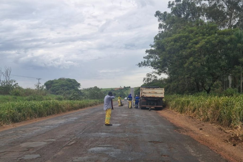 Imagem: Equipes da Agesul trabalham na recuperação do pavimento da MS-141 no trecho que liga Ivinhema à Naviraí