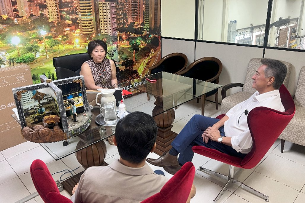 Imagem: Durante o encontro, ele conversou com a proprietária Eliza Goya Kohatsu, juntamente com o assessor Claudio Sussumu.
