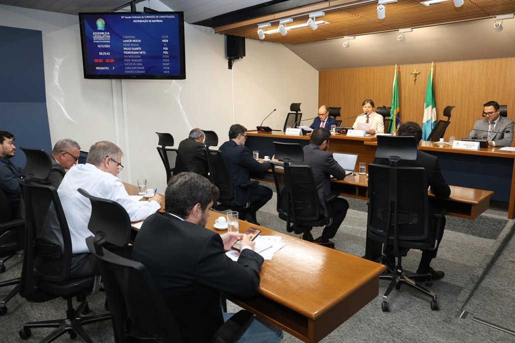 Imagem: Reuniões da CCJR ocorrem no Plenarinho e podem ser acompanhadas ao vivo pelos canais oficiais do Legislativo