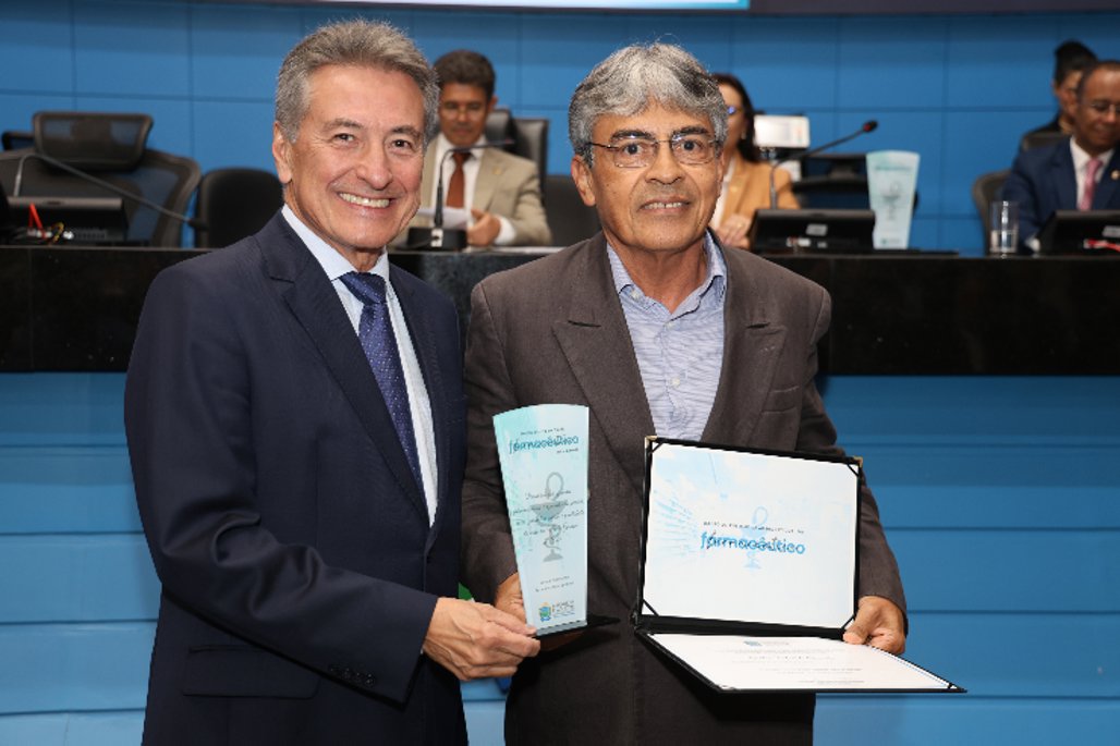 Imagem: Hashioka entregou o troféu e certificado para Carlos Modesto Cabreira, de Nova Andradina