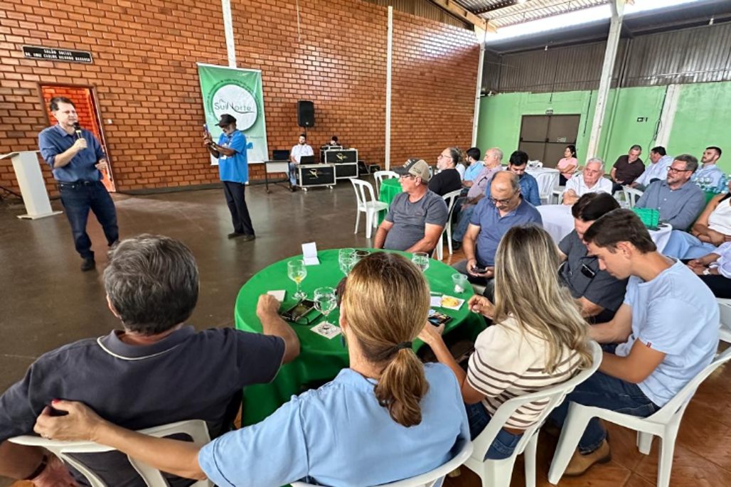 Imagem: Deputado estadual Renato Câmara conversa com suinocultores durante a Manhã da Suinocultura, em Bandeirantes, reunião organizada pela Suinorte para discutir desafios da cadeia produtiva, qualificação técnica e exigências sanitárias do setor.