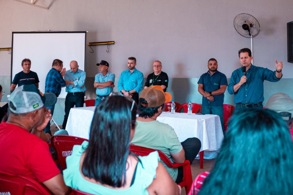 Imagem: O deputado estadual Renato Câmara discursa com produtores de leite de Anaurilândia durante a Comitiva do Leite Ativo, realizada na cidade em 24 de outubro, ouvindo demandas e debatendo medidas para fortalecer a produção leiteira e a permanência das famílias no campo