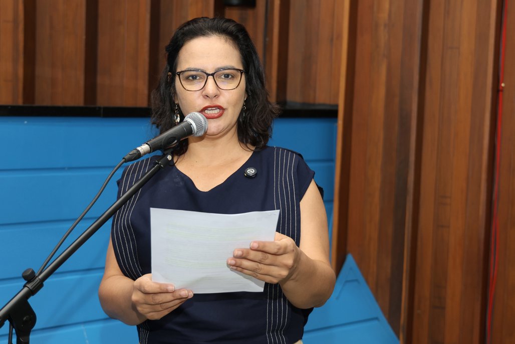 Imagem: Deputada Gleice Jane durante sessão ordinária na ALEMS; parlamentar e autora do projeto 