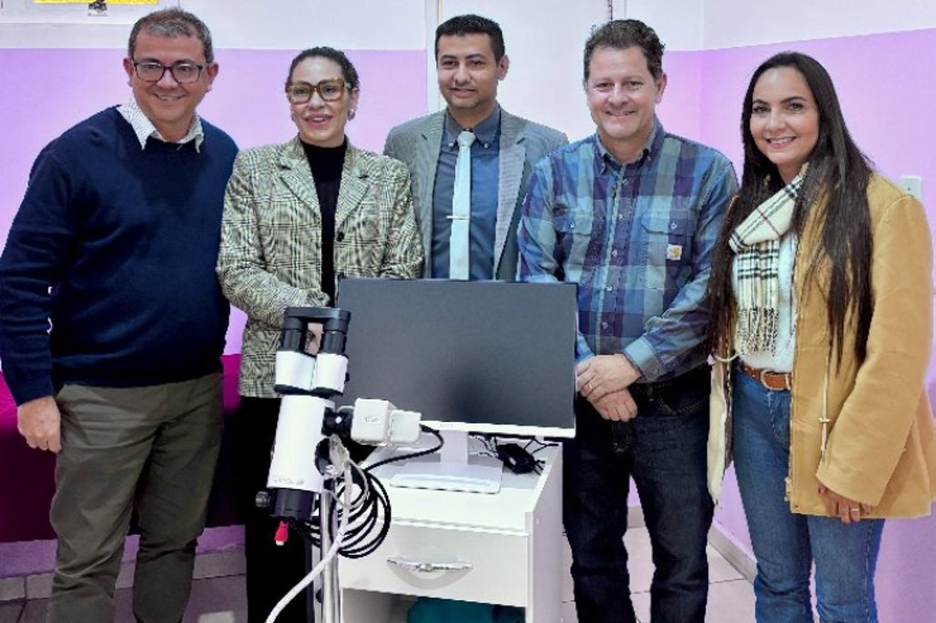 Imagem: Moradoras de Bela Vista (MS) agora têm acesso a exames de alta precisão no Hospital São Vicente de Paula. A implementação do colposcópio, iniciada em 2025, garante um cuidado especializado e diagnósticos mais ágeis, fundamentais para a prevenção do câncer de colo do útero e outras patologias.