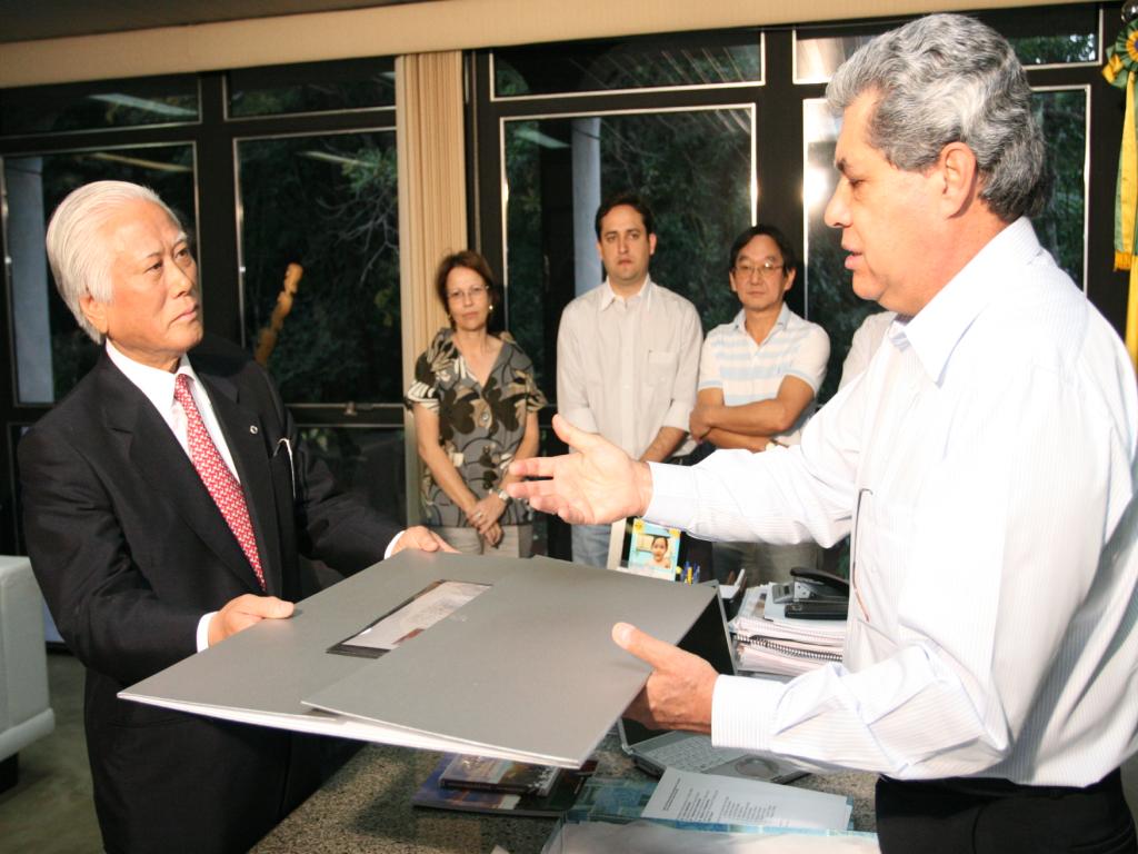 Imagem: Governador presenteia japoneses