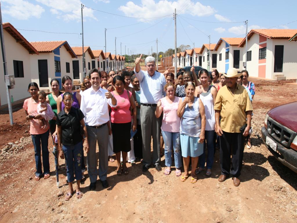 Imagem: Marcio Fernandes e Marum com moradores do Arara 1 e 2