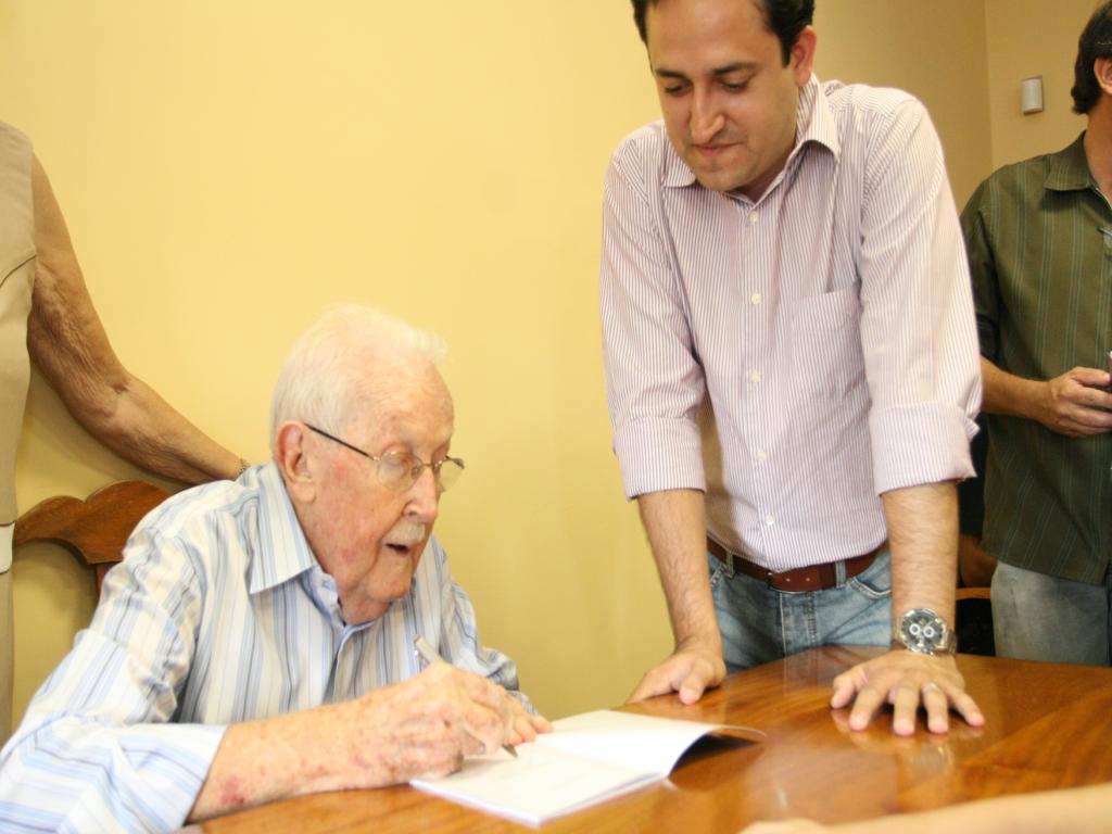 Imagem: Sr. Nico assina livro para Marcio Fernandes
