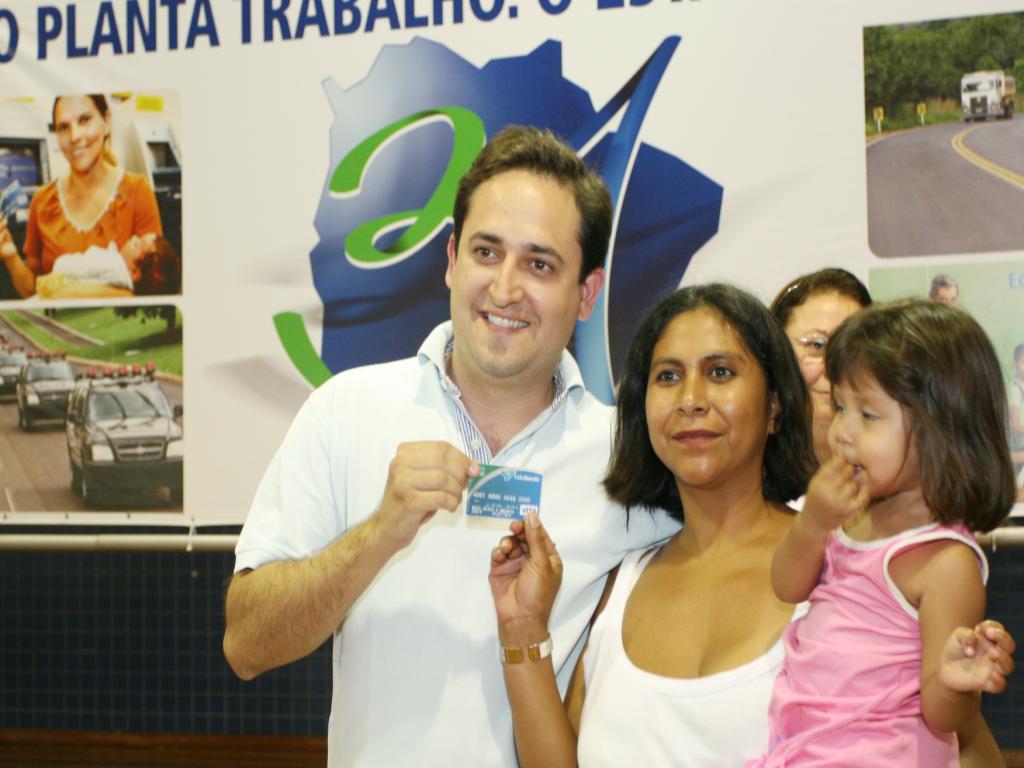 Imagem: Deputado Marcio Fernandes entrega cartão