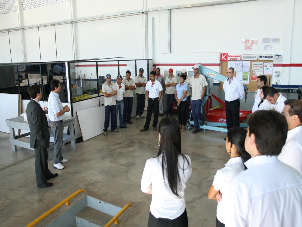 Imagem: Marcio Fernandes e João Rocha com funcionários da k-cinco