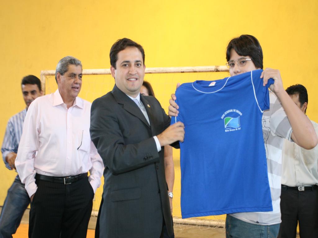 Imagem: Marcio Fernandes faz a entrega de uniformes