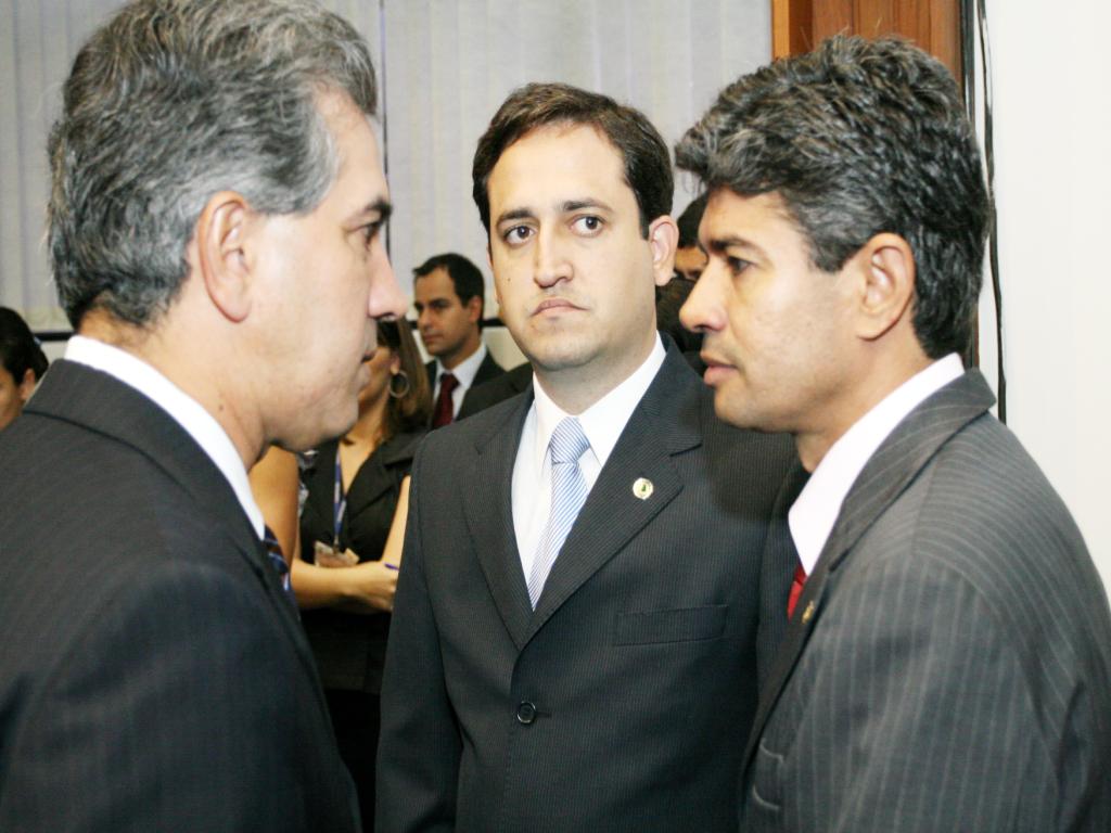 Imagem: Reinaldo Azambuja, Marcio Fernandes e Professor Rinaldo no plenário da AL