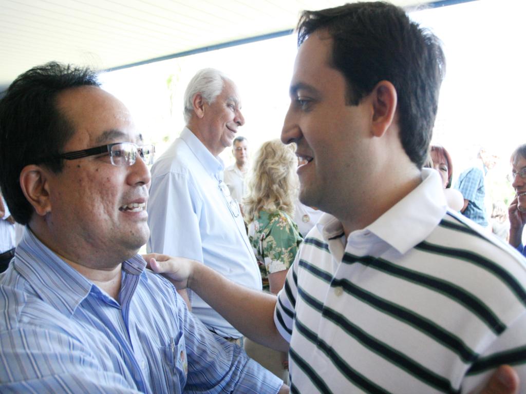 Imagem: Vereador Seikó recebe os comprimentos de  Marcio Fernandes 