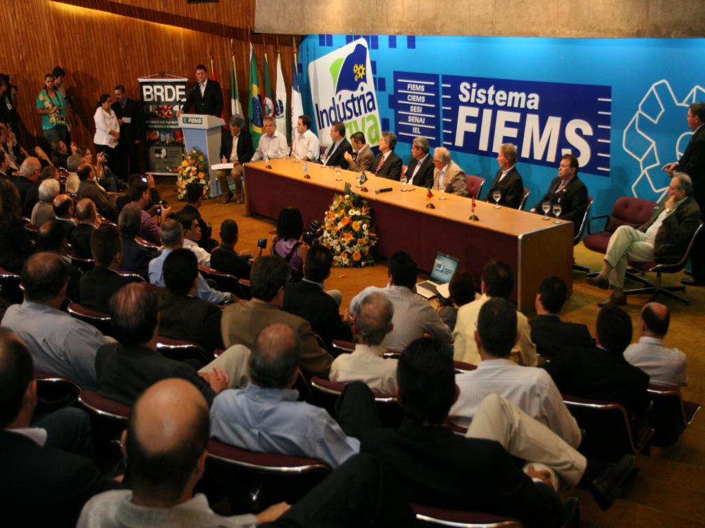 Imagem: Autoridades compõem a mesa durante café da manhã 