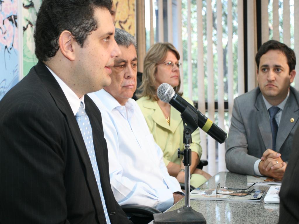 Imagem: Evaristo de Paula da Trip, governador André Puccinelli e Marcio Fernandes no lançamento do voo