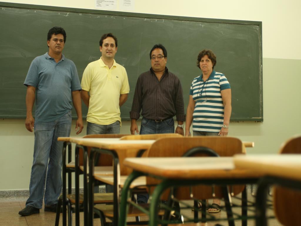 Imagem: Marcio Fernandes ao lado dos vereadores e diretora da escola visitam as novas salas