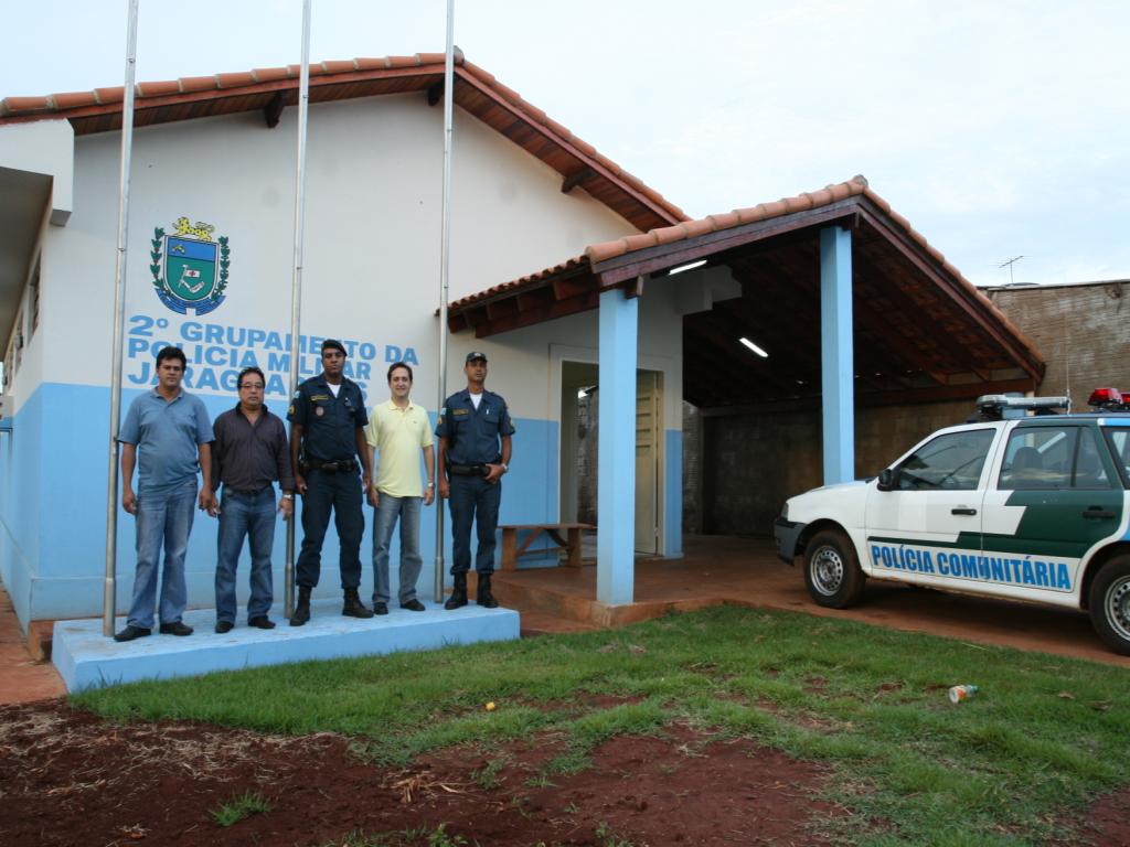 Imagem: Marcio Fernandes ao lado dos polícias da PM de Jaraguari