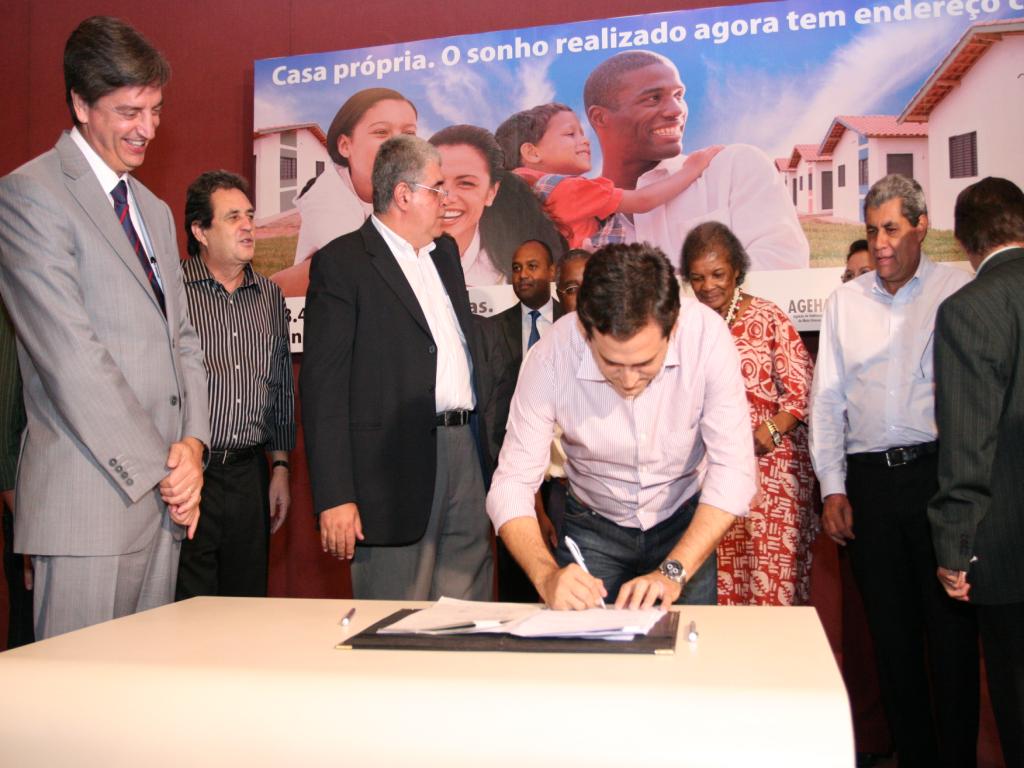 Imagem: Marcio Fernandes assina convênio de casas populares
