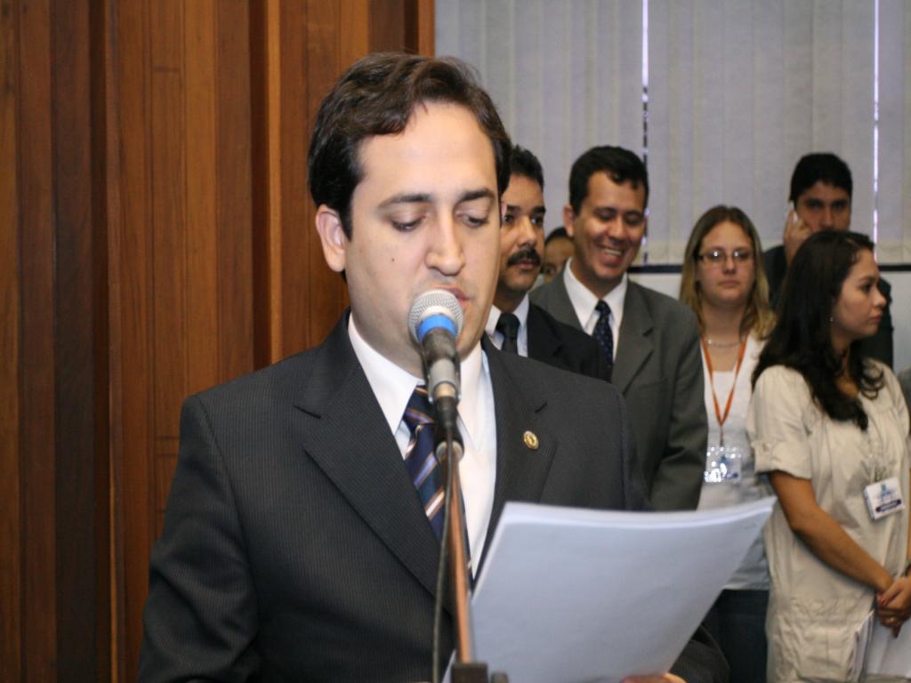 Imagem: Deputado Marcio Ferandes faz a leitura do Projeto de Lei