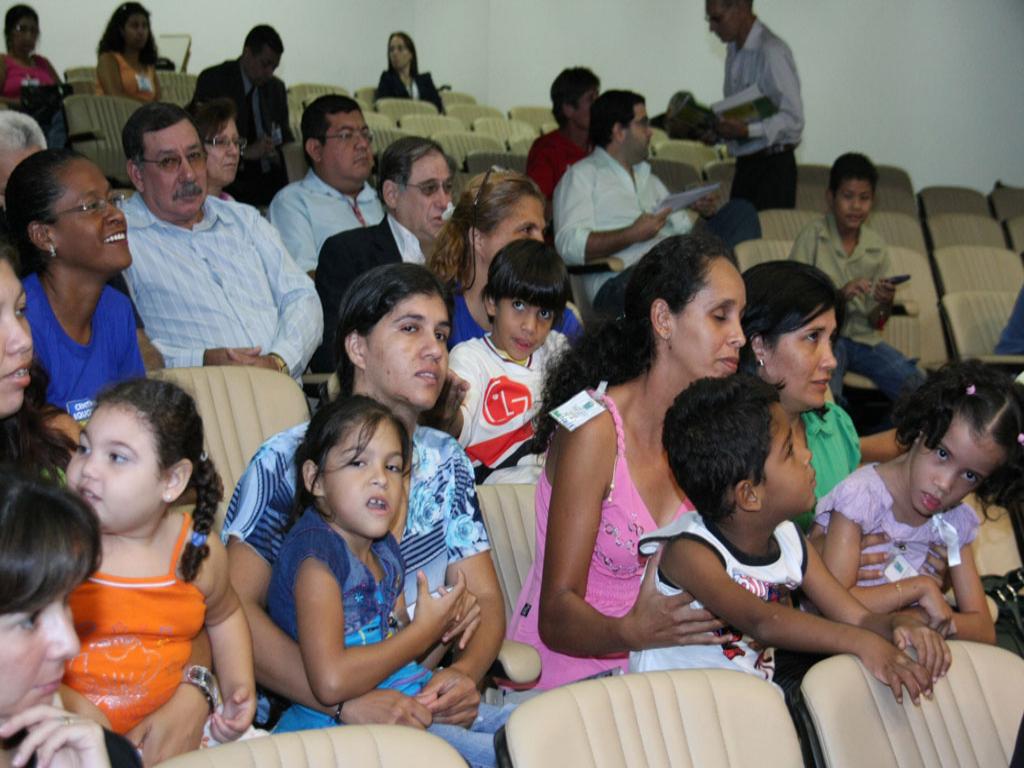 Imagem: Mães acompanharam a sessão para pedir apoio aos deputados