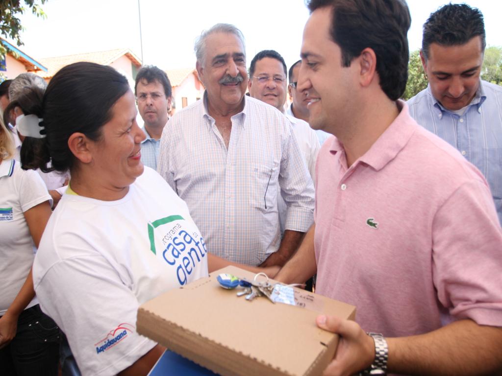Imagem: Deputado Marcio entrega chave para moradora