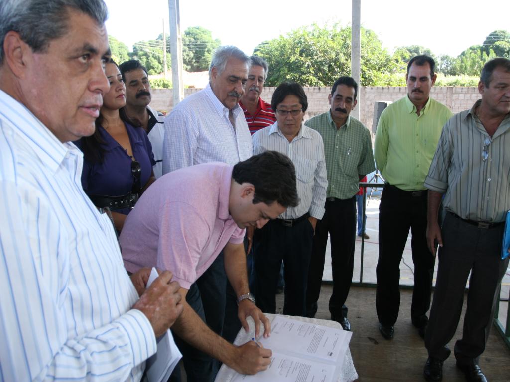 Imagem: Marcio assina entrega da cobertura da quadra