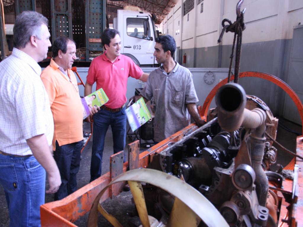 Imagem: Deputado Marcio Fernandes entrega informativos aos funcionarios