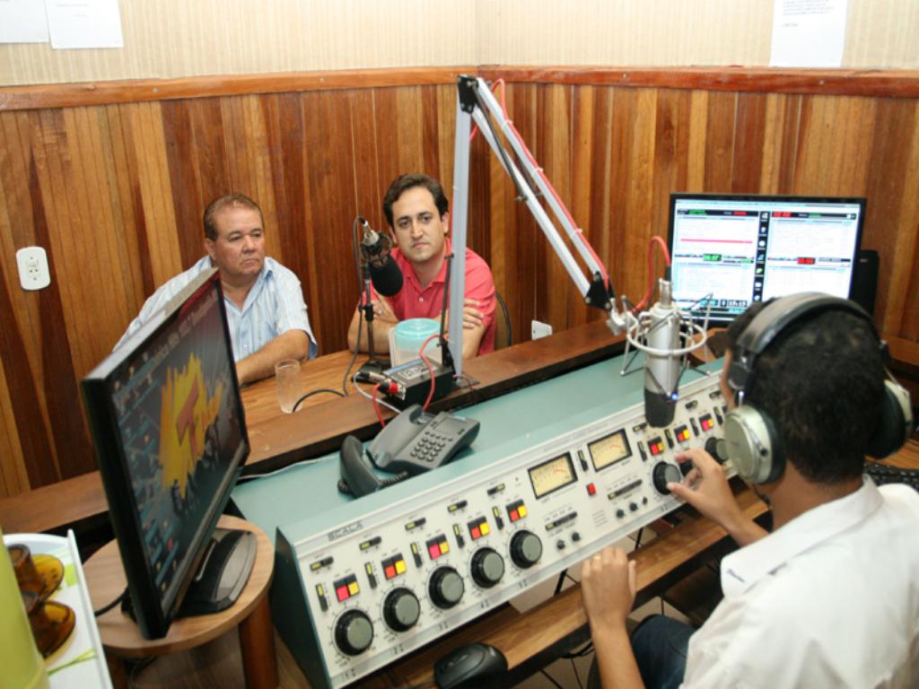 Imagem: Prefeito Manezinho ao lado do Deputado Marcio Fernandes em entrevista na FM