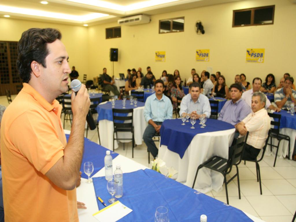 Imagem: Marcio Fernandes fala aos presentes durante a filiação