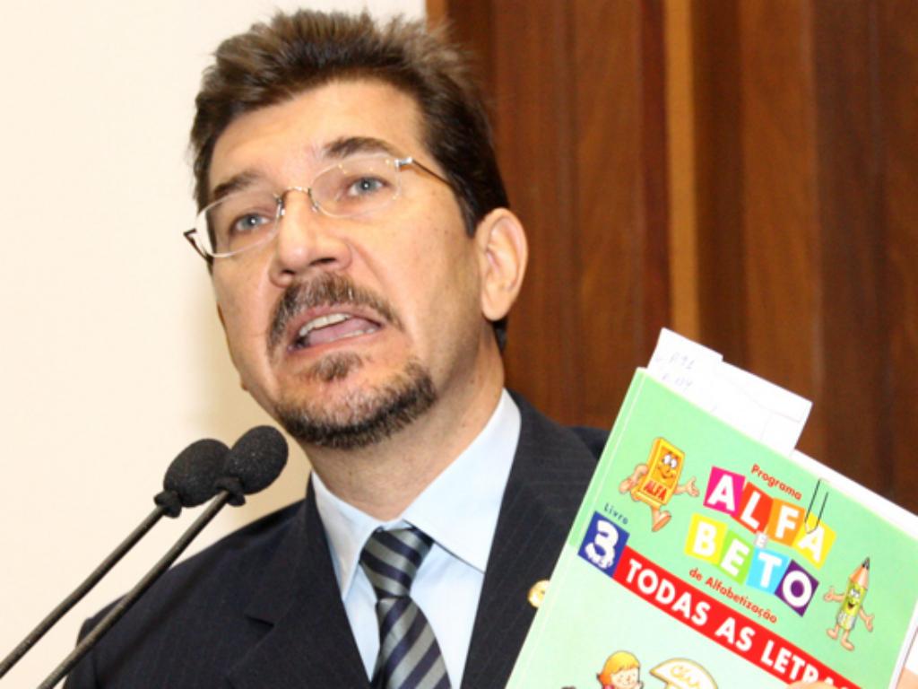 Imagem: Pedro Kemp mostra cartilha adquirida pelo governo