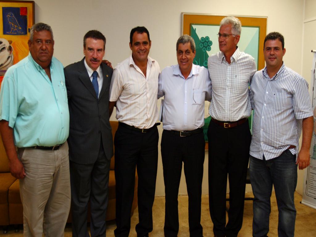 Imagem: Parlamentares comemoram o sucesso da reunião