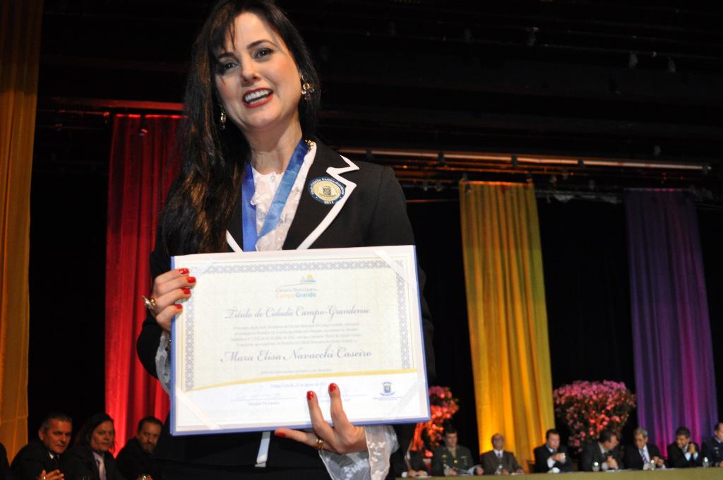 Imagem: Mara é homenageada pela Câmara