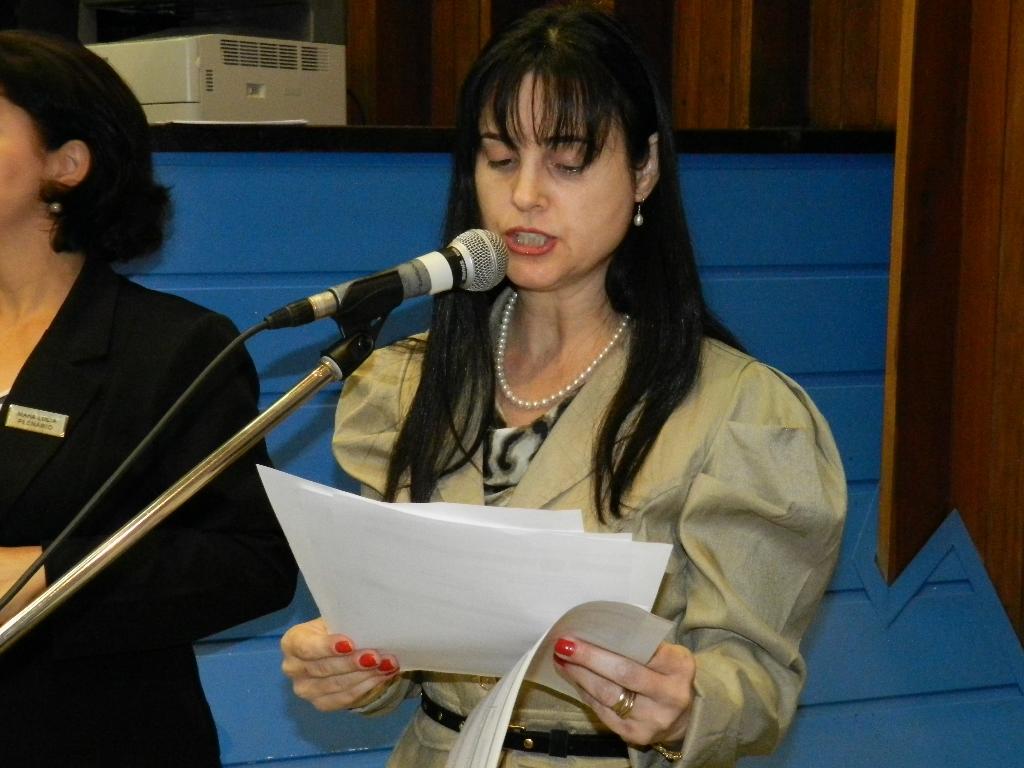 Imagem: Mara faz a solicitação em plenário