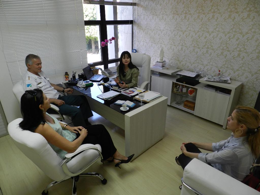 Imagem: Mara discute projeto com diretoria da Policlínica