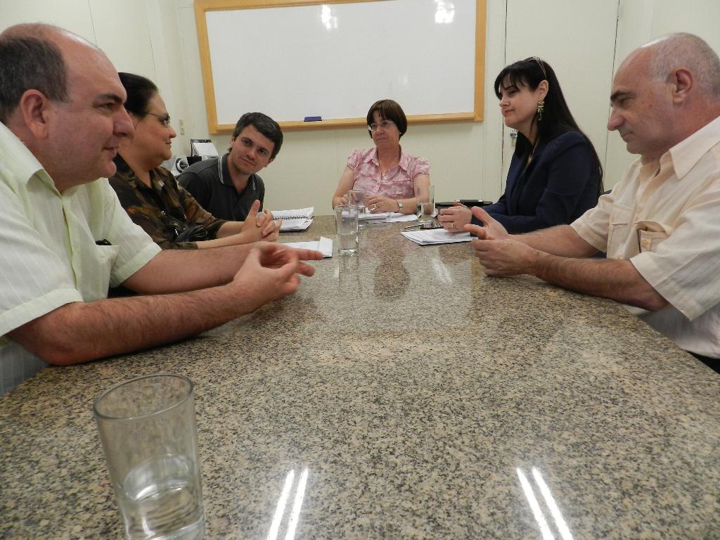 Imagem: Mara e professores discutem projetos para UEMS
