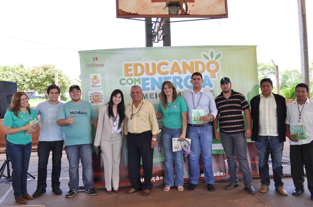 Imagem: Participantes do projeto durante entrega de cartilhas em aldeia