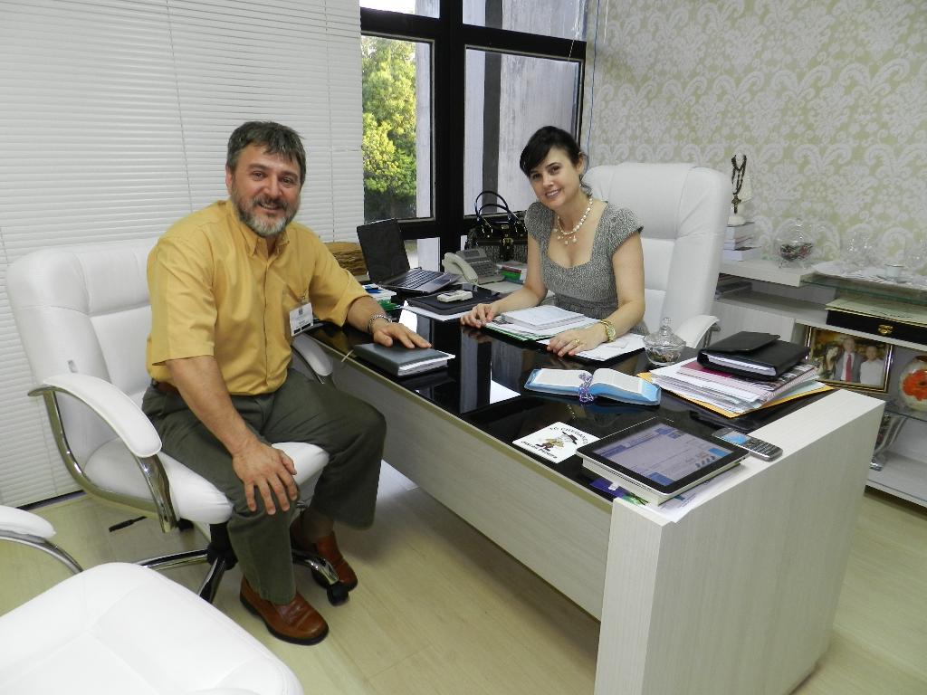 Imagem: Josceli pede apoio a Mara Caseiro e assina ficha de filiação ao PTdoB