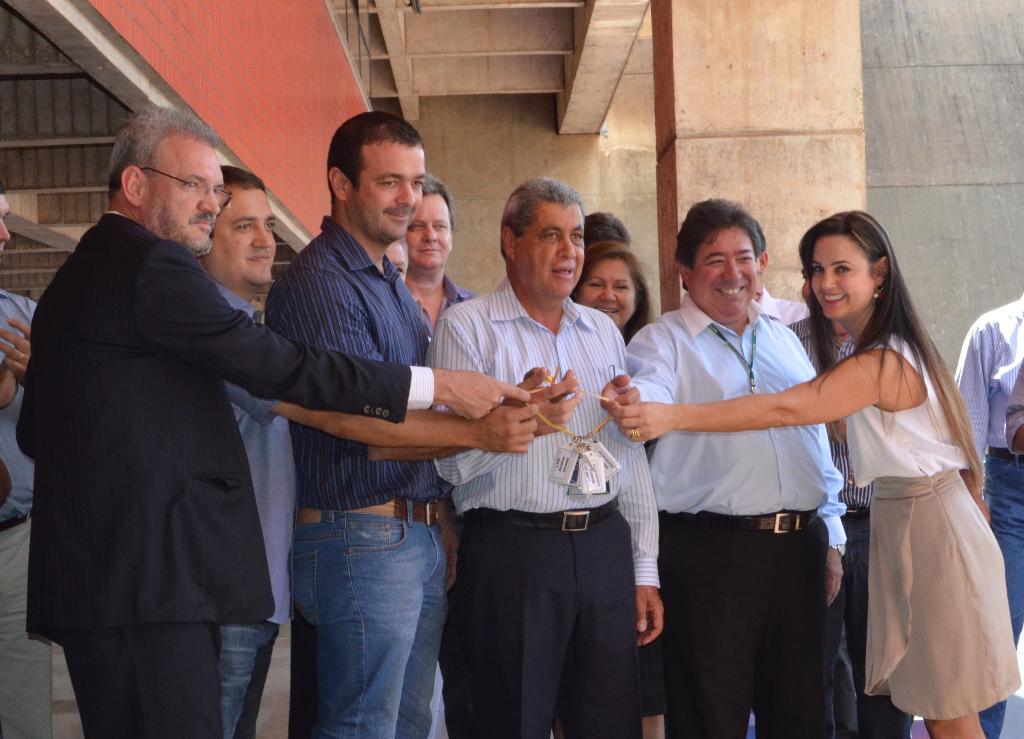 Imagem: Mara participa da entrega das chaves dos novos veiculos