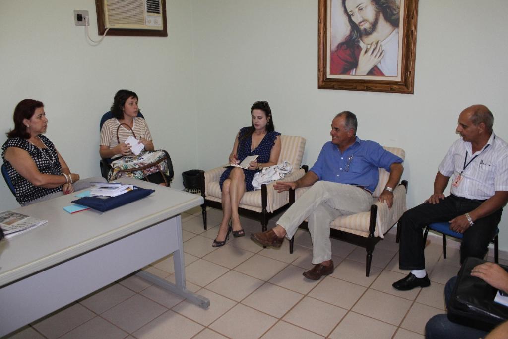 Imagem: Deputados conversam com direção do hospital