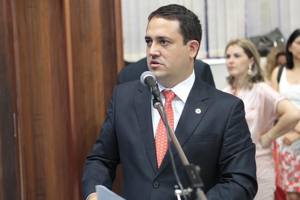 Imagem: Deputado Marcio Fernandes no plenário da Assembleia
