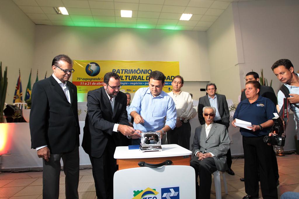 Imagem: Marcio Fernandes oblitera selo personalizado em homenagem a ex-governador