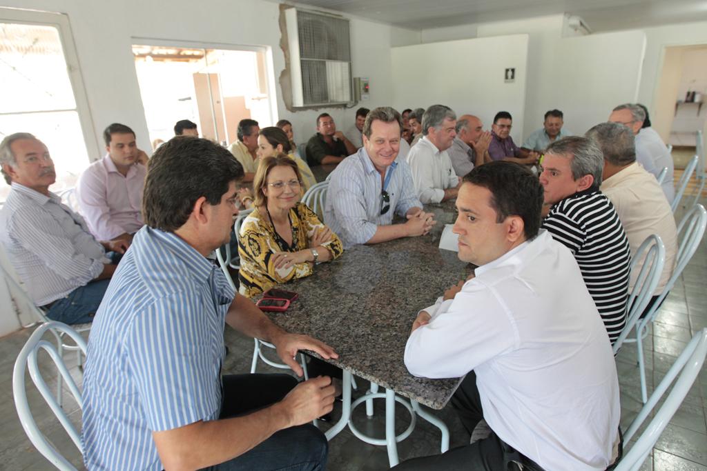 Imagem: Prefeito Marcelo recepciona secretária e o deputado Marcio Fernandes