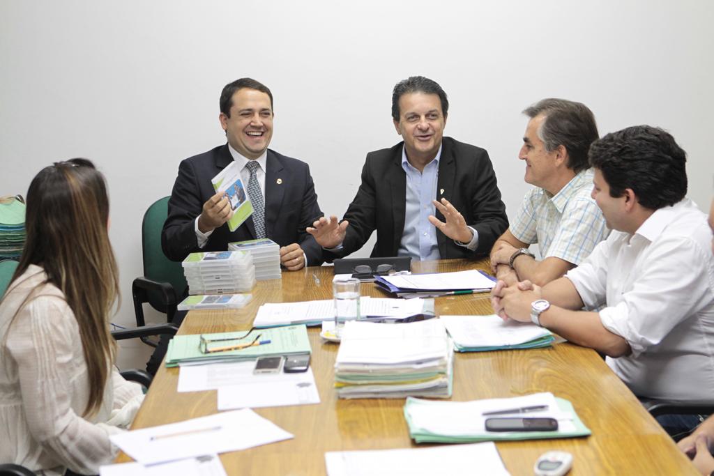 Imagem: Parlamentar entregou DVDs da sessão solene de posse da nova diretoria