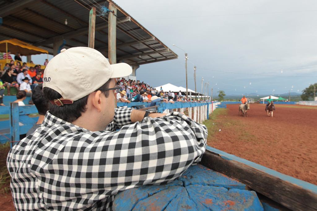 Imagem: Deputado observa prova de laço comprido