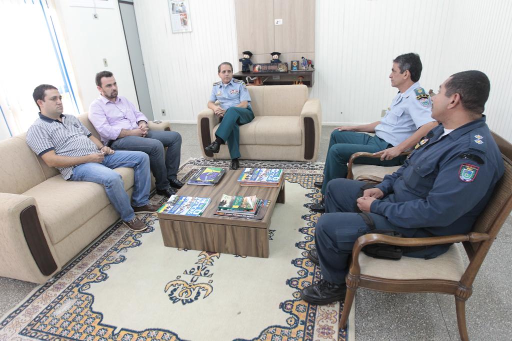 Imagem: Marcio Fernandes acompanha prefeito Juvenal Neto em reunião no Camando da PM
