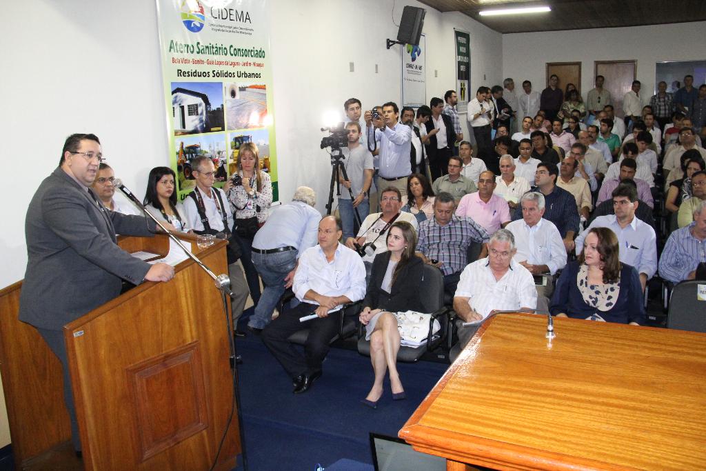 Imagem: Mara Caseiro participa de evento sobre consórcios públicos na sede da Associação dos Municípios