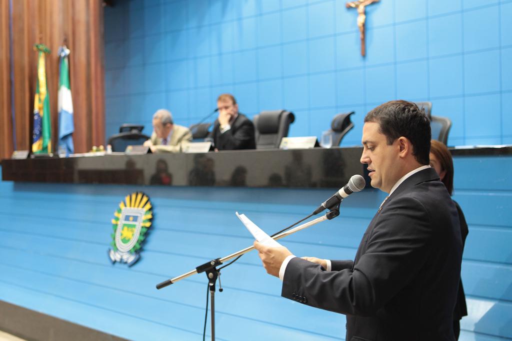 Imagem: Deputado lê projeto de lei durante sessão na Assembleia